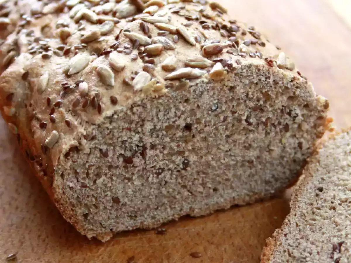 Paine integrala cu seminte de in si floarea-soarelui