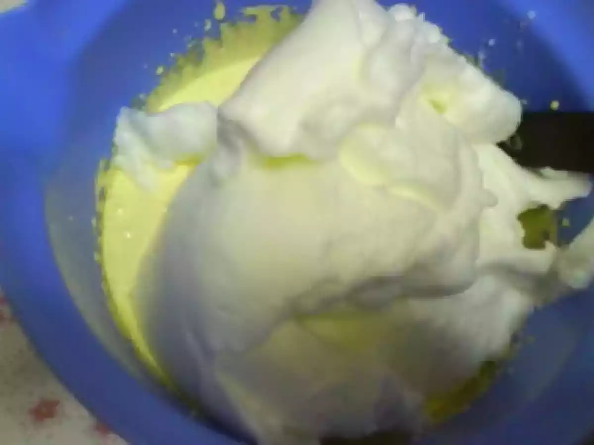 Pandispan cu fulgi de ciocolata - poza 4