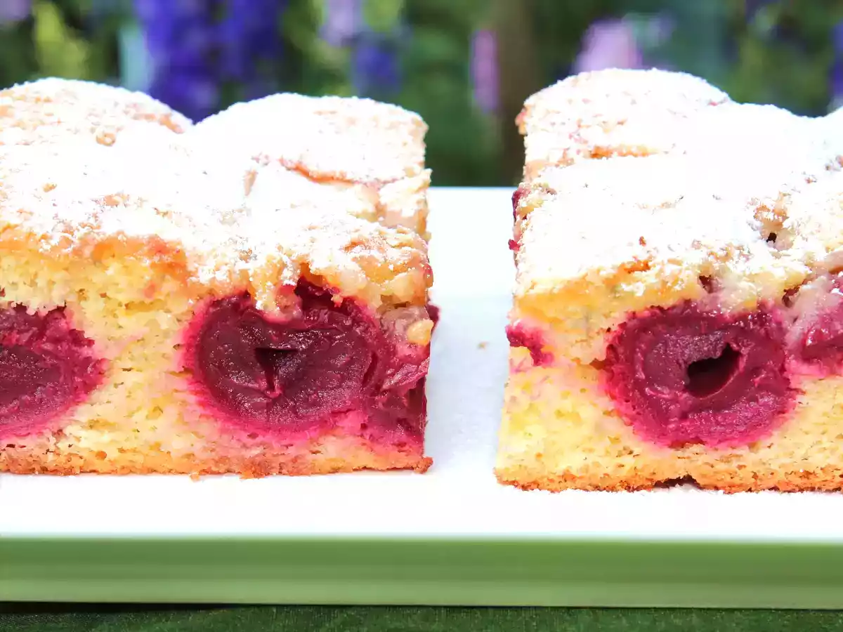 Pandispan pufos cu visine (reteta video)