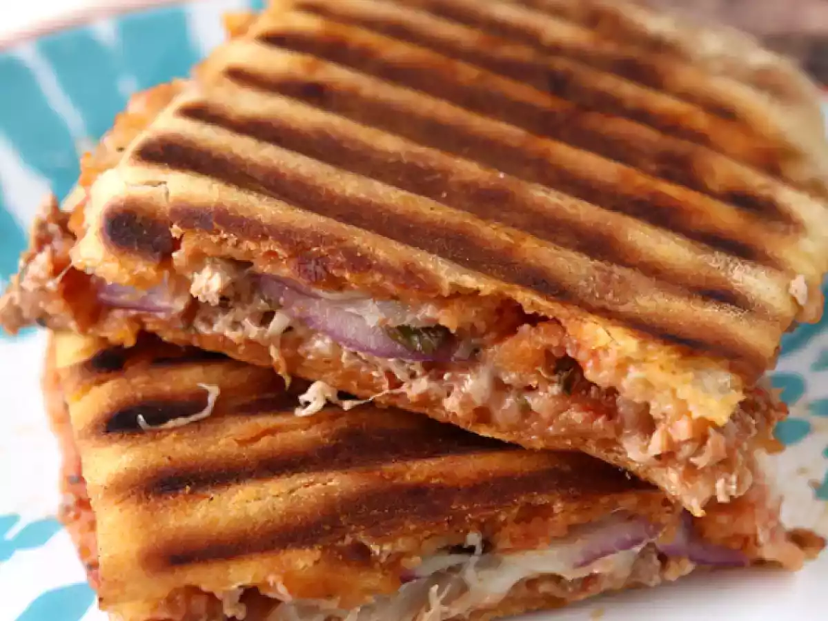 Panini cu ton, sos de rosii si capere - poza 3