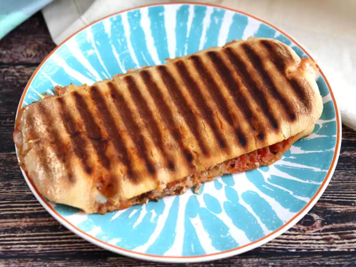 Panini cu ton, sos de rosii si capere - poza 4