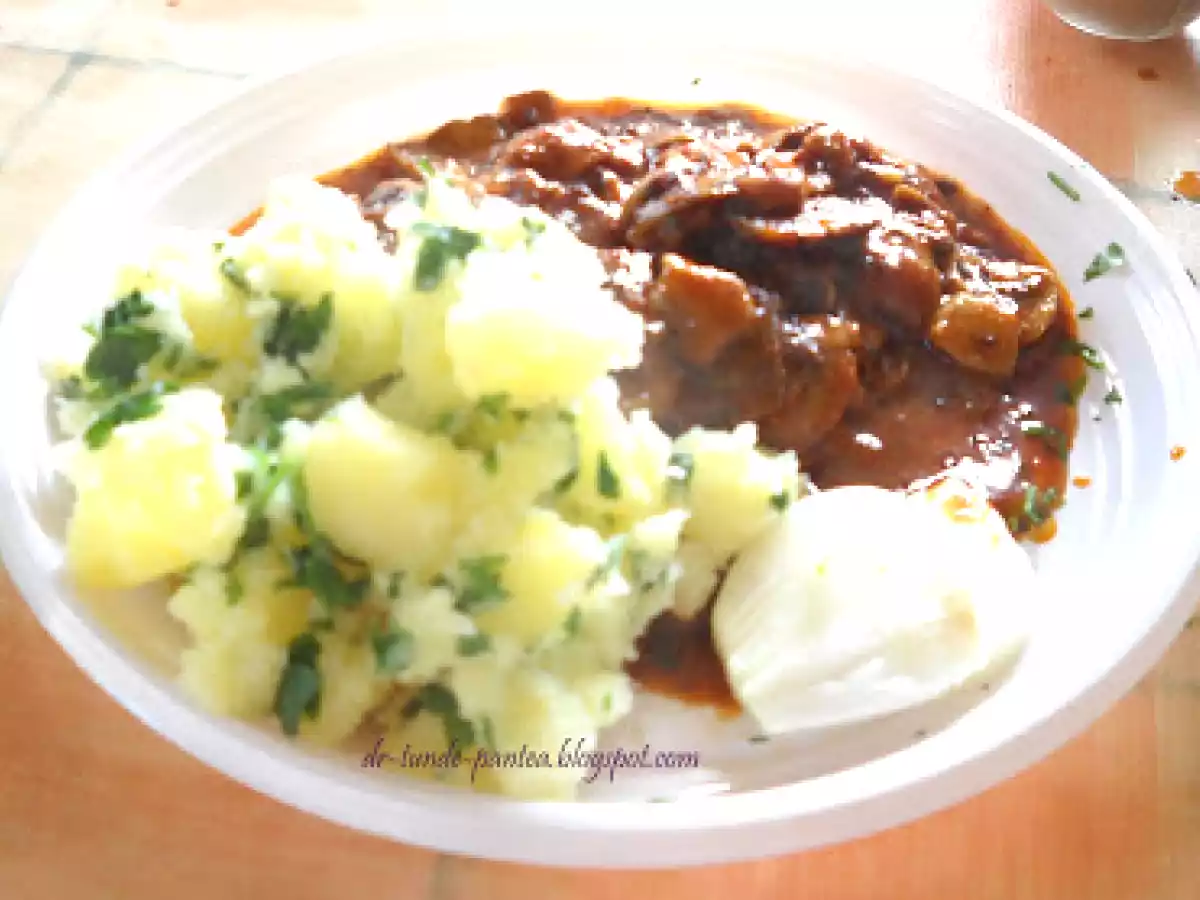 Papricas de ciuperci cu cartofi natur