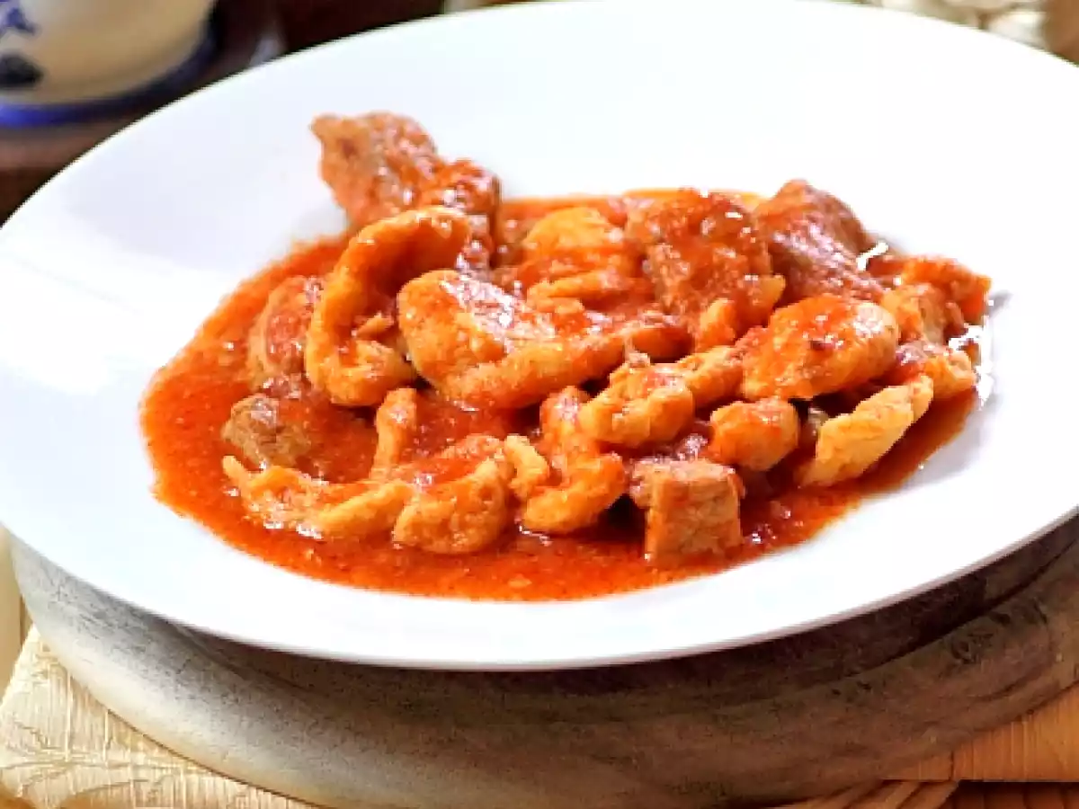 Papricas de porc cu galuste de faina