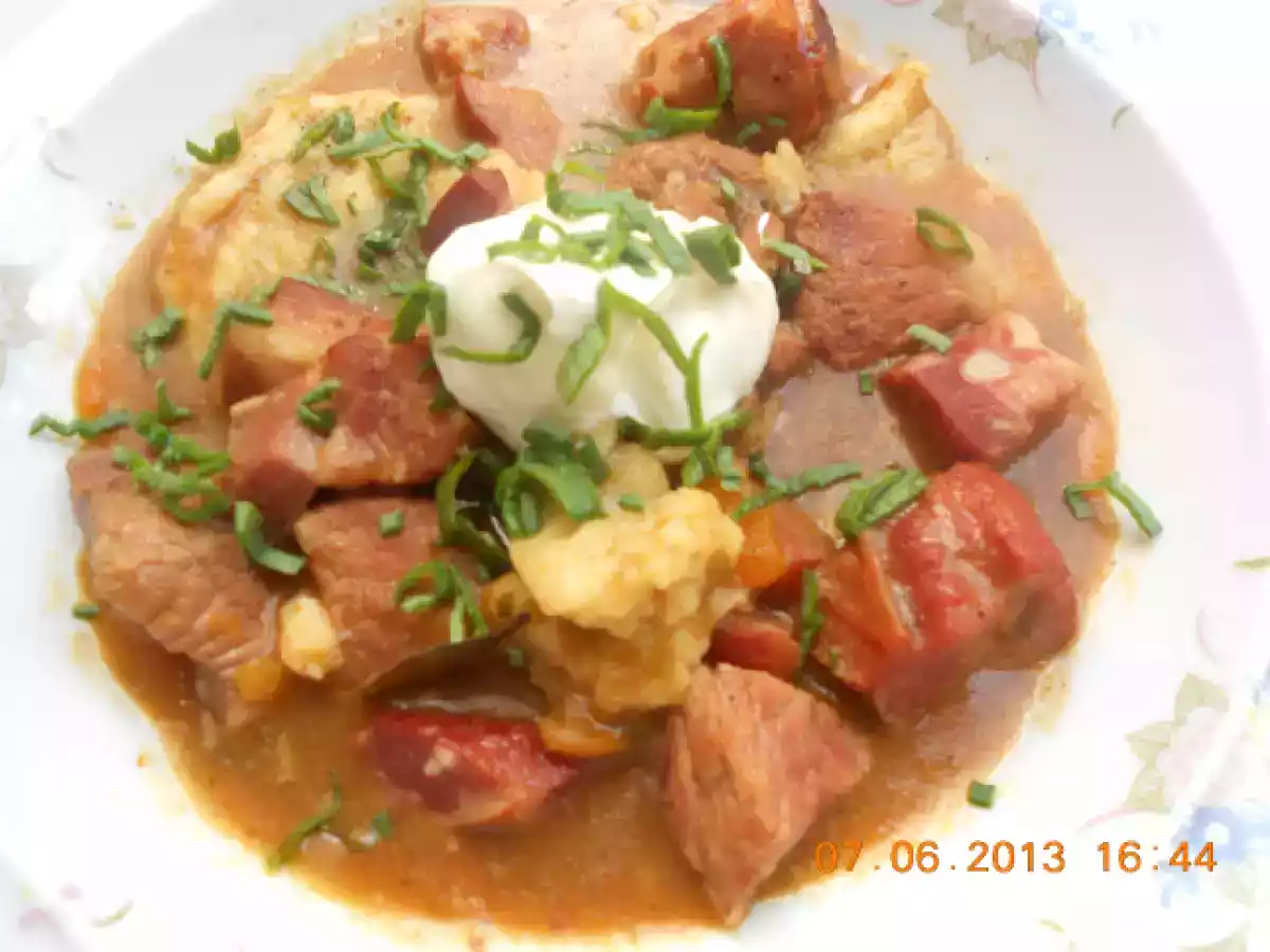 Papricas de porc cu galuste de faina