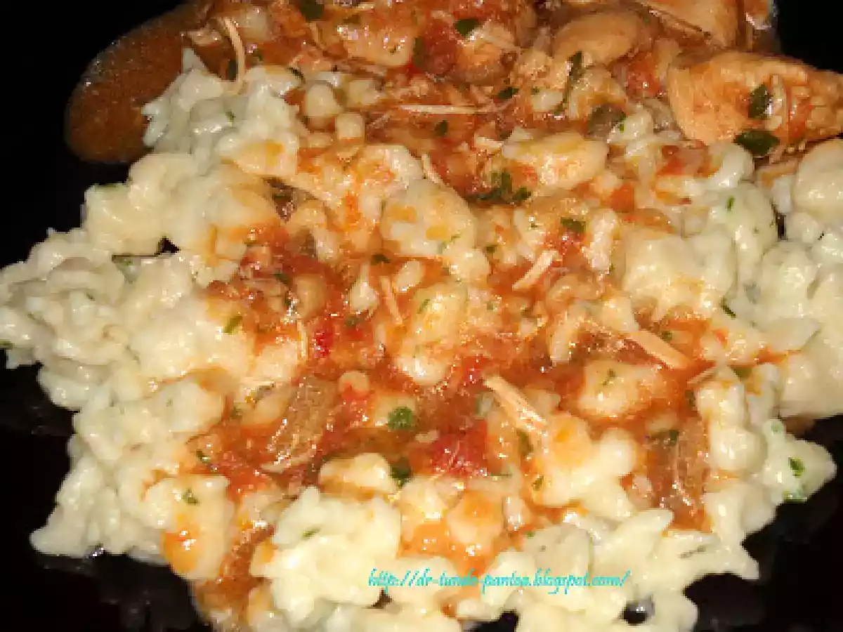 Paprikas de pui cu ciuperci si galuste cu branza de burduf