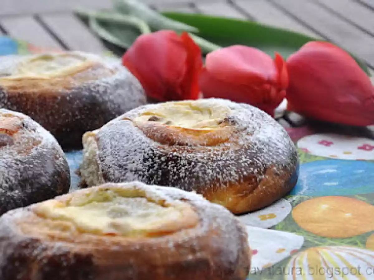 Pascute individuale cu branza, din aluat de cozonac