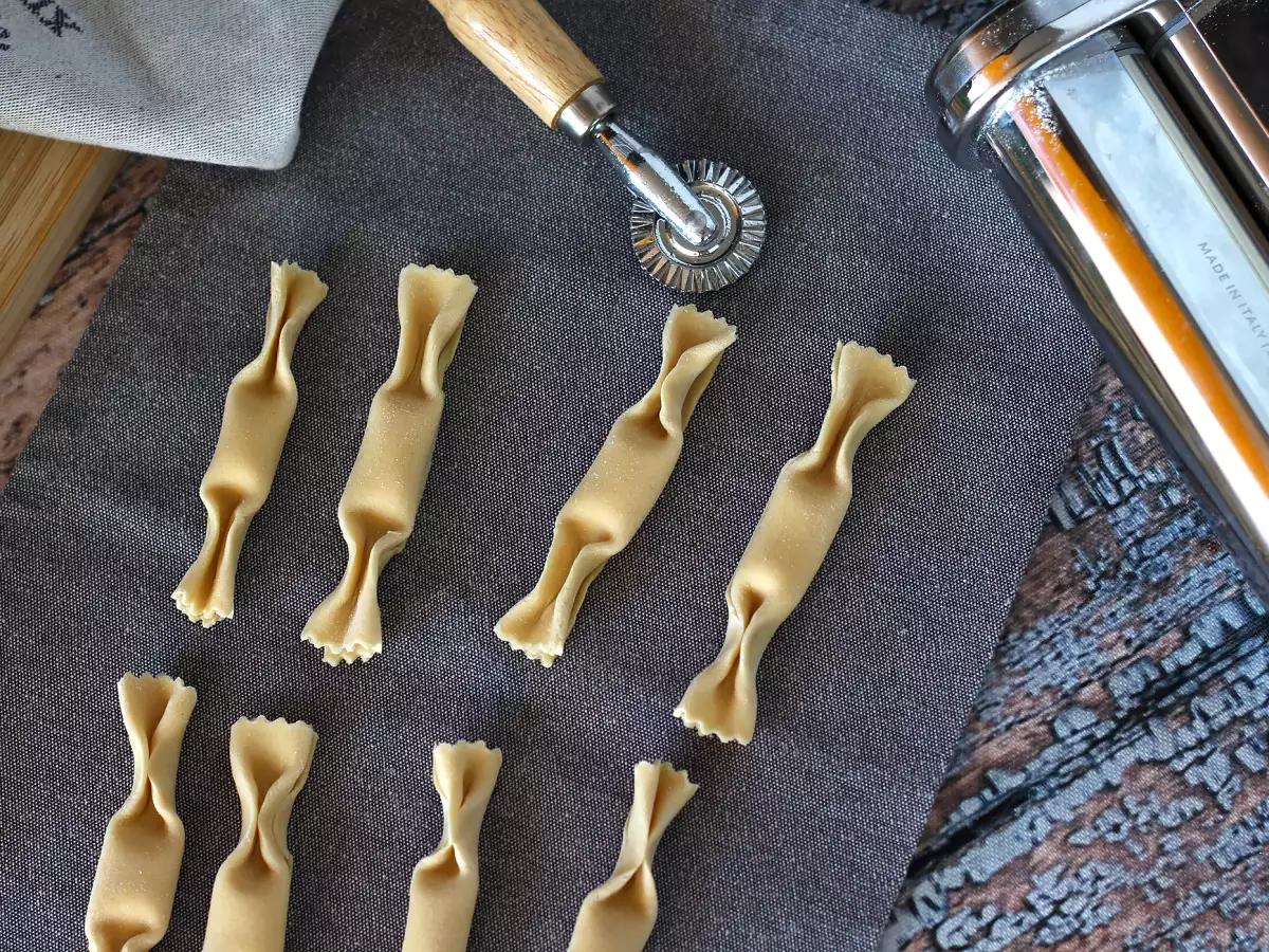 Paste Caramelle, ravioli în formă de bomboane, umplute cu dovleac și ricotta - poza 5