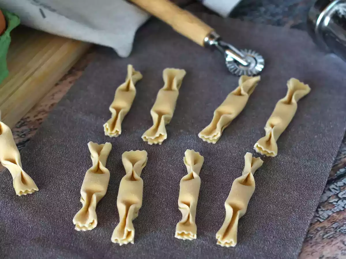 Paste Caramelle, ravioli în formă de bomboane, umplutute cu dovleac și ricotta - poza 2