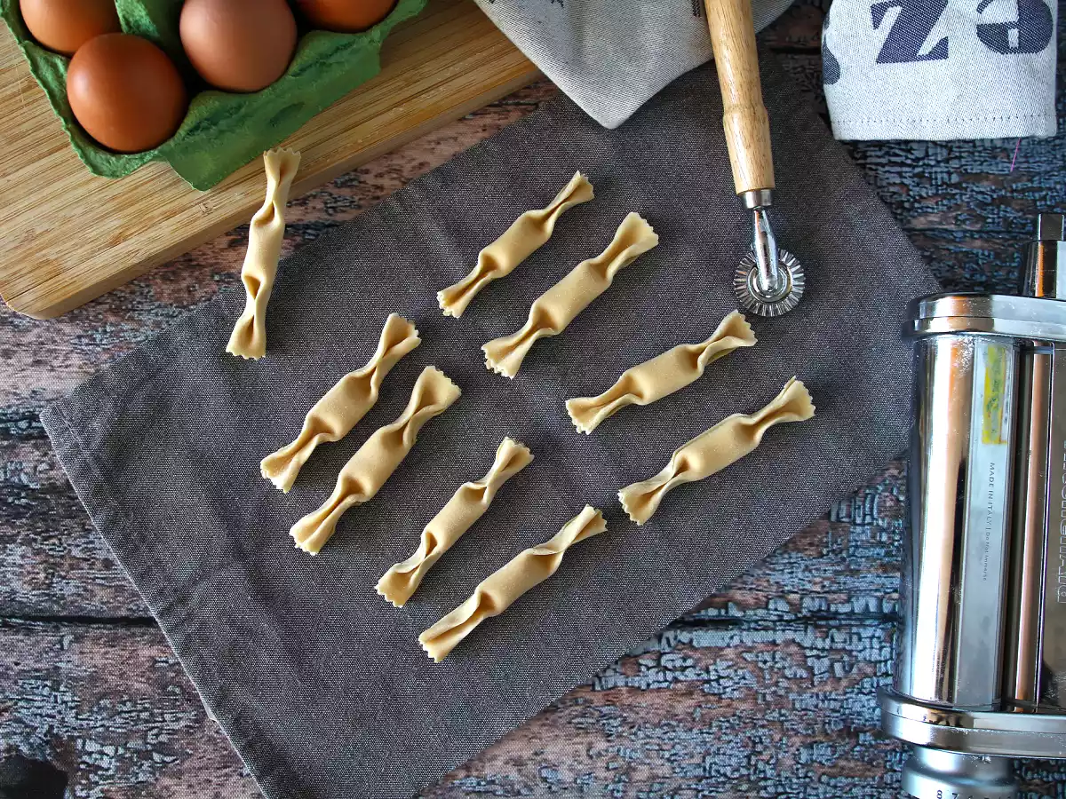 Paste Caramelle, ravioli în formă de bomboane, umplutute cu dovleac și ricotta - poza 4