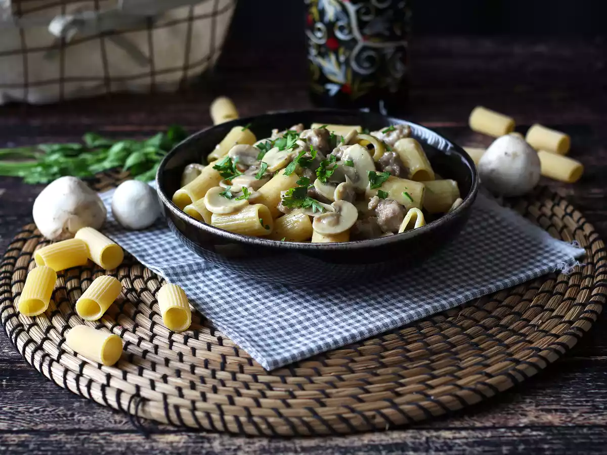 Paste cremoase cu ciuperci și cârnați - poza 2