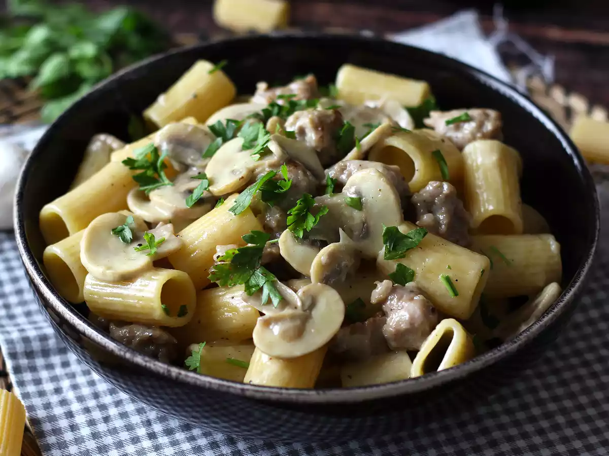 Paste cremoase cu ciuperci și cârnați - poza 3