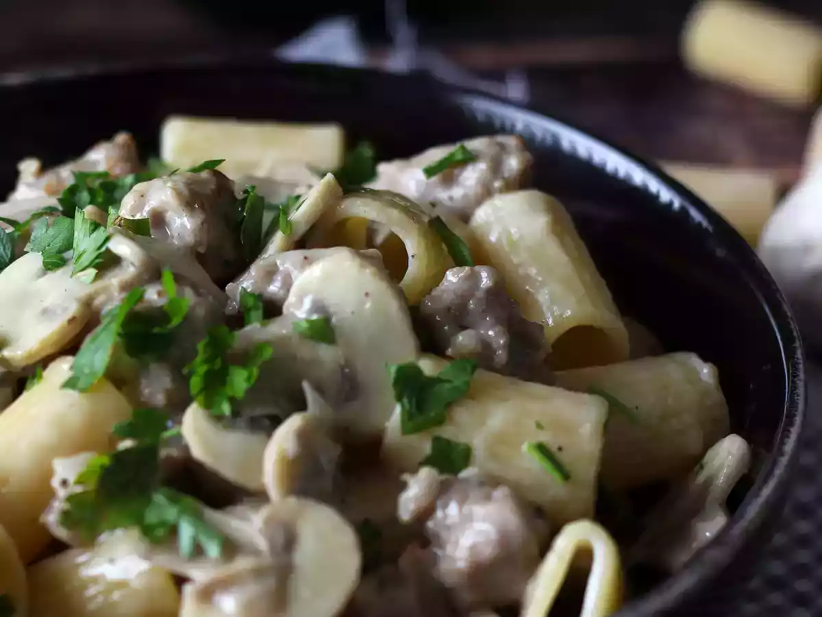 Paste cremoase cu ciuperci și cârnați - poza 5