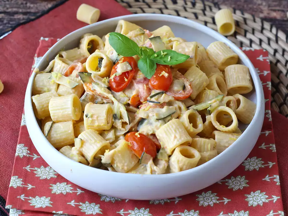 Paste cremoase cu dovlecei, roșii cherry, brânză Philadelphia și lămâie - poza 8