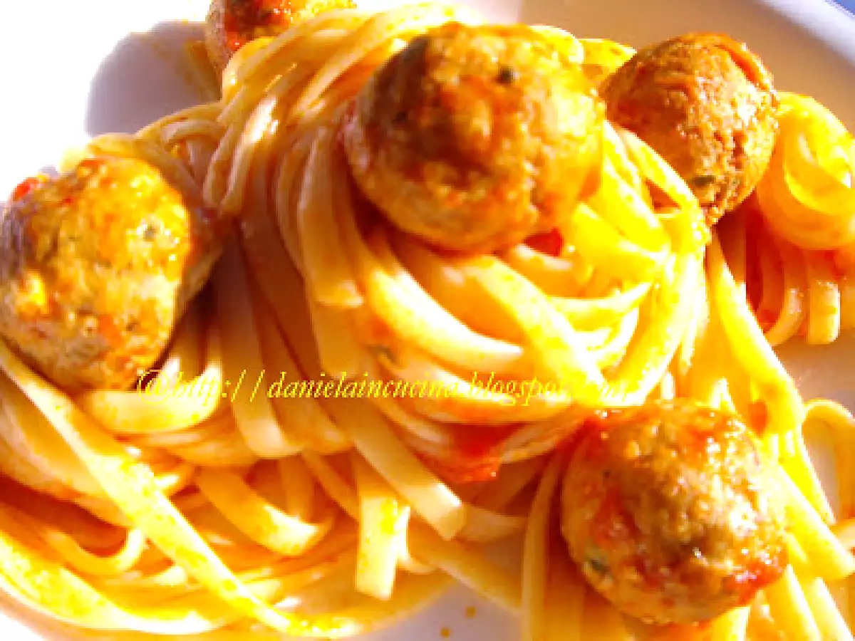 Paste cu chiftele in sos de rosii