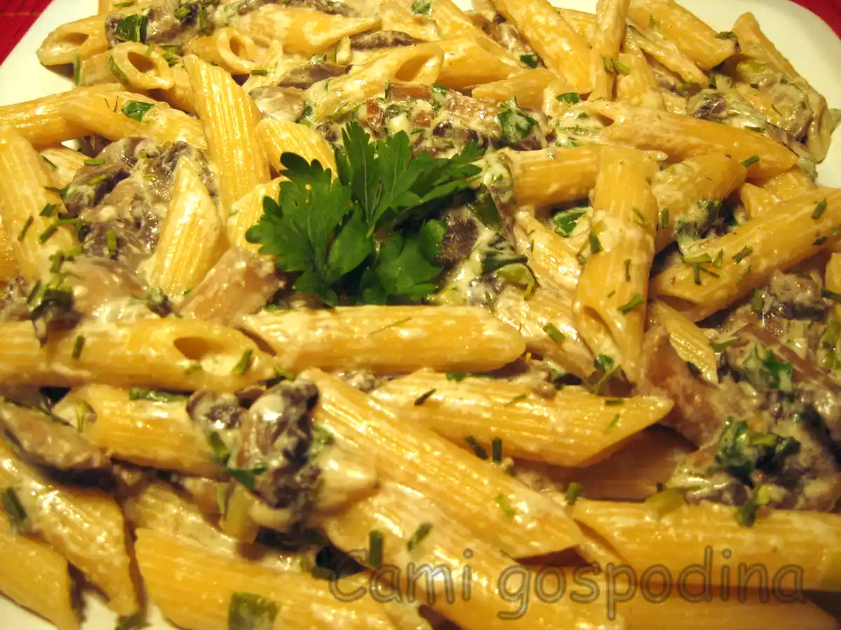 Paste cu ciuperci in sos alb