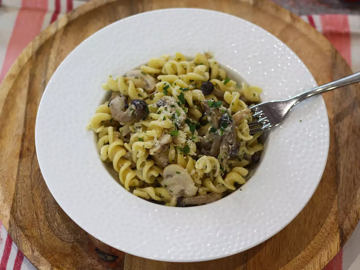 Paste cu ciuperci shimeji și ciuperci brune, cu sos cremos - poza 4