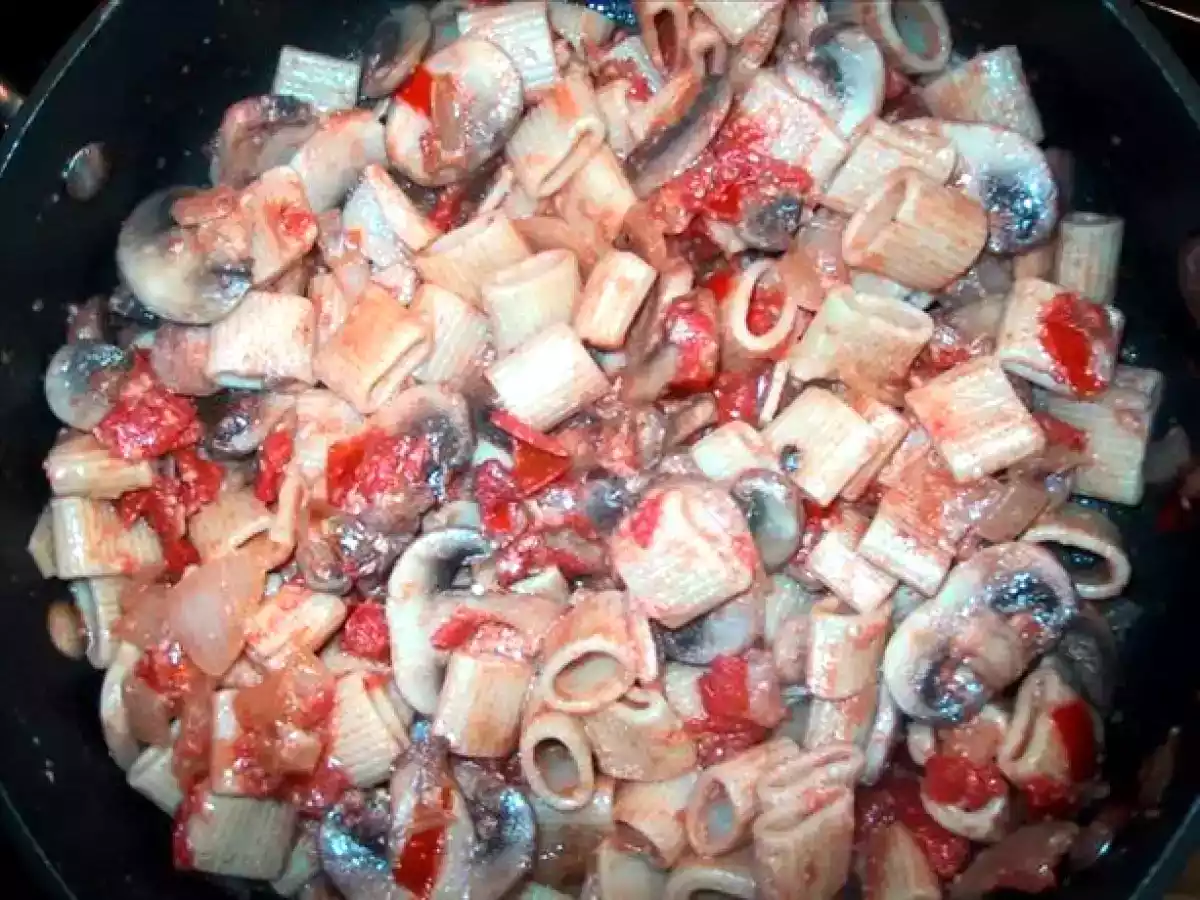 Paste cu ciuperci si usturoi