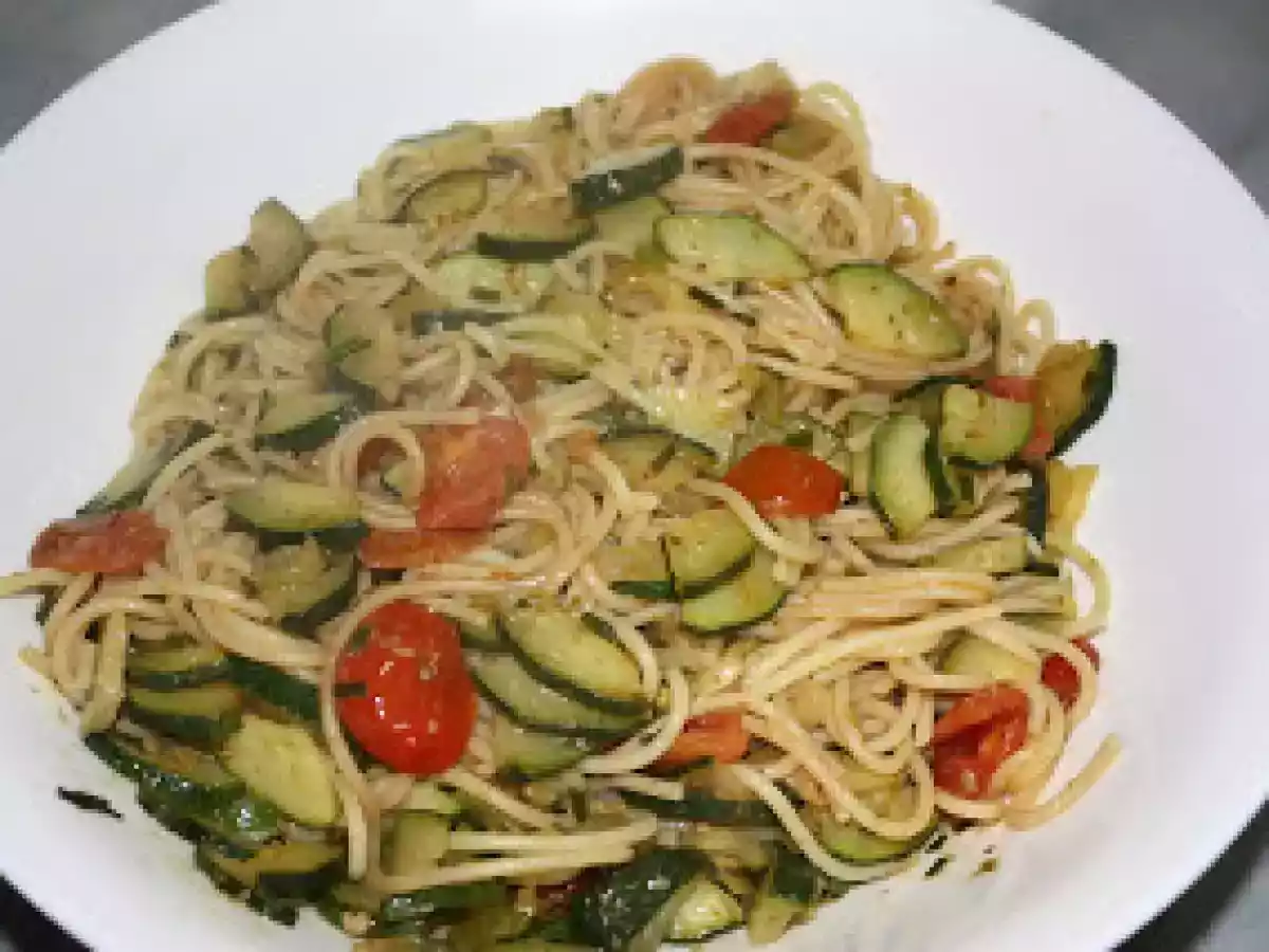 Paste cu dovlecei si rosii cherry