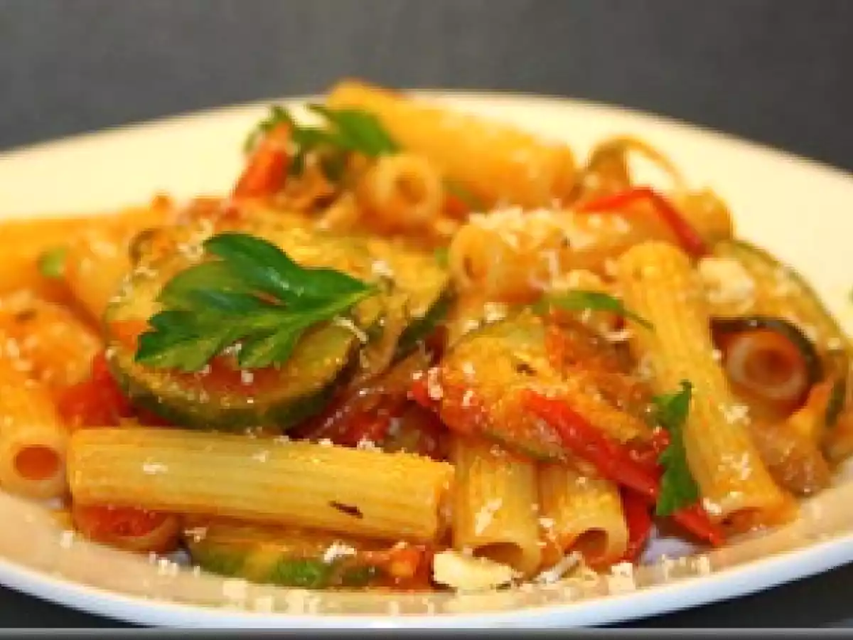 Paste cu dovlecei si rosii cherry (Pasta alle zucchine e pomodorini)