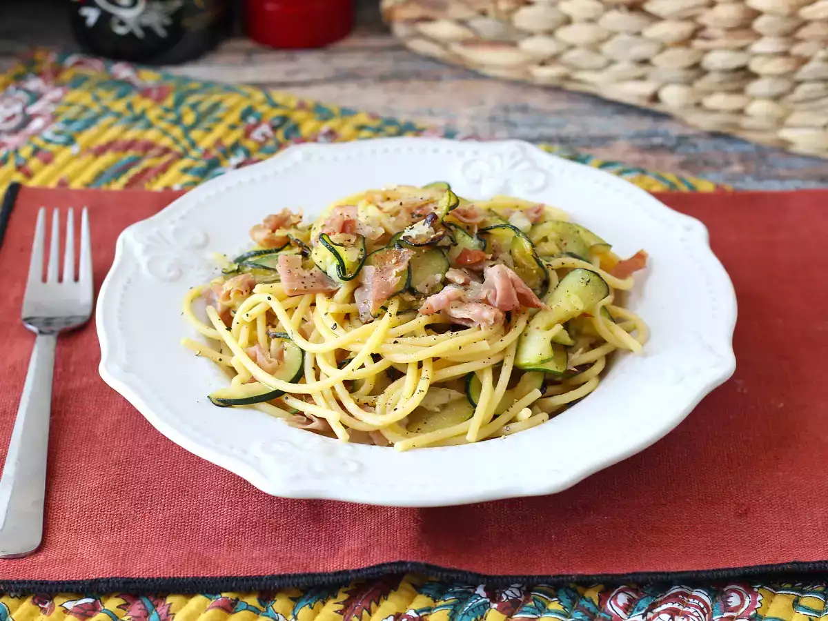 Paste cu dovlecei și speck crocant: o rețetă simplă, perfectă pentru prânz și cină - poza 2
