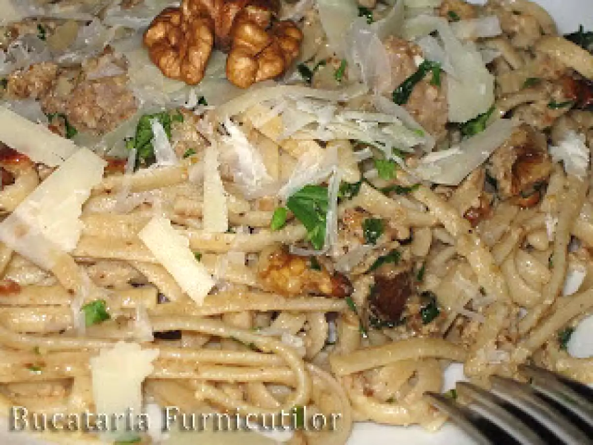 Paste cu Nuci si Usturoi