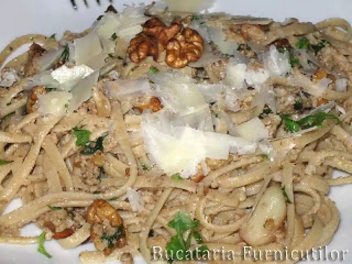 Paste cu Nuci si Usturoi - poza 2