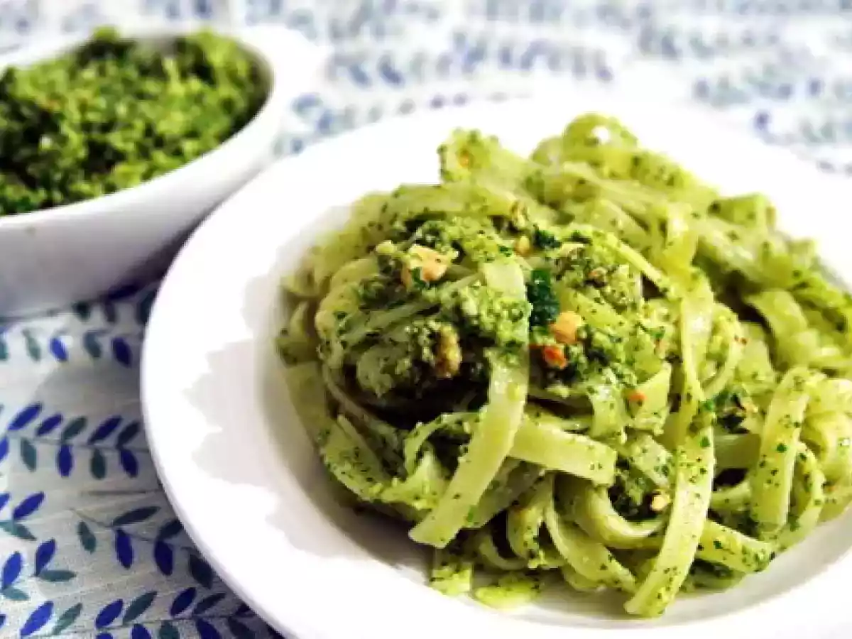 Paste cu pesto de patrunjel si alune de padure