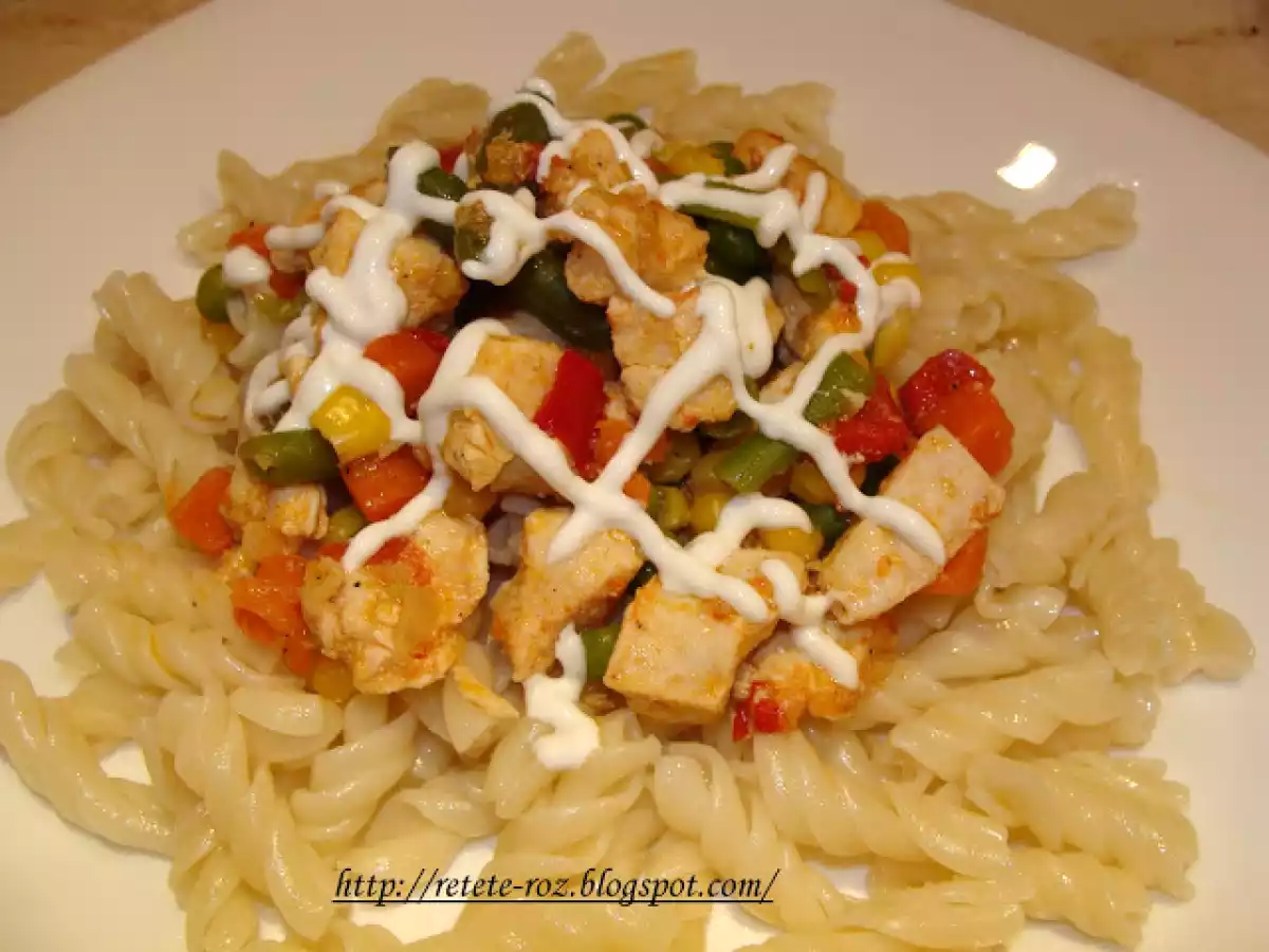 Paste cu piept de pui si salata mexicana