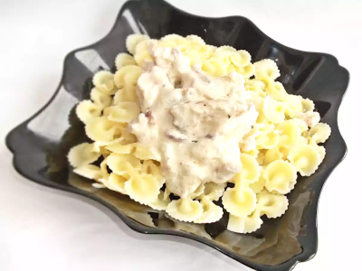 Paste cu piept de pui si sos de smantana cu cascaval