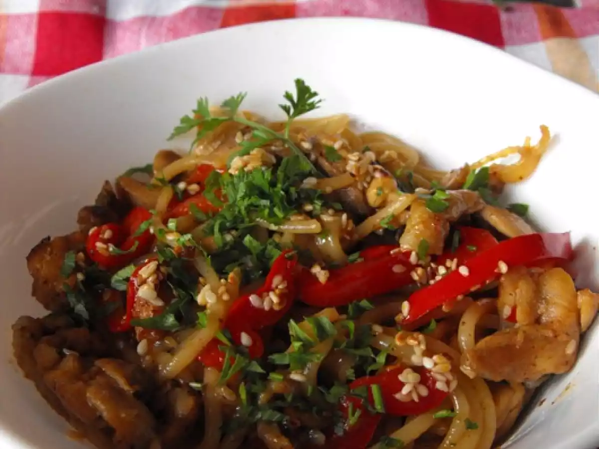 Paste cu pui, sos de soia si susan - asian style