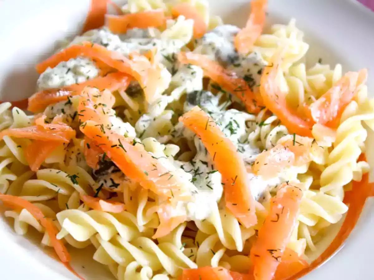 Paste cu somon afumat si sos de smantana