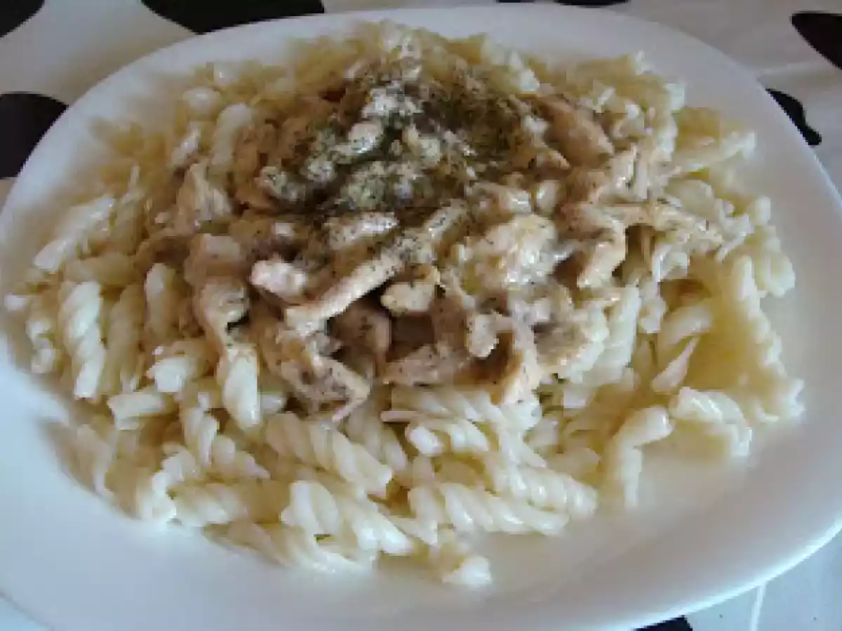 Paste cu sos alb de pui