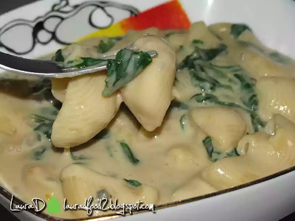 Paste cu sos cremos de branza albastra si spanac