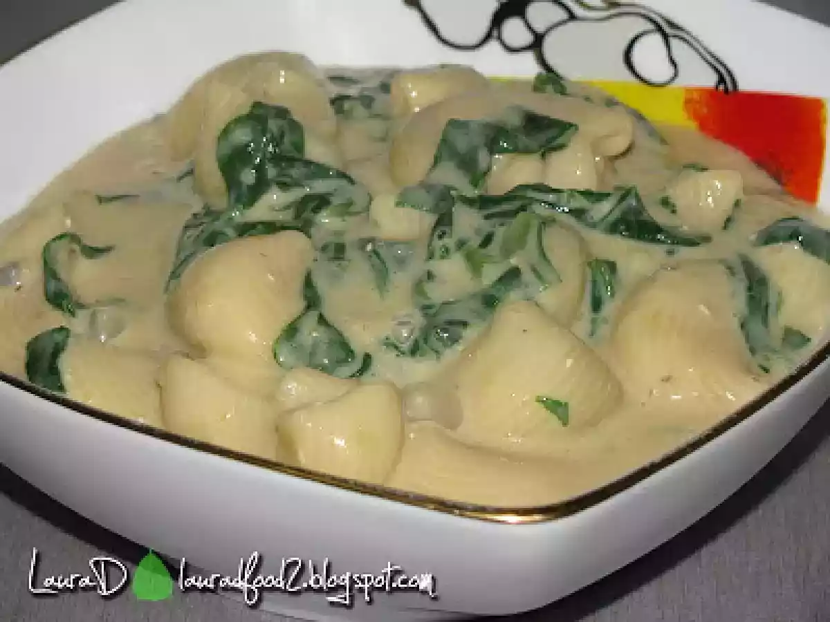 Paste cu sos cremos de branza albastra si spanac - poza 3