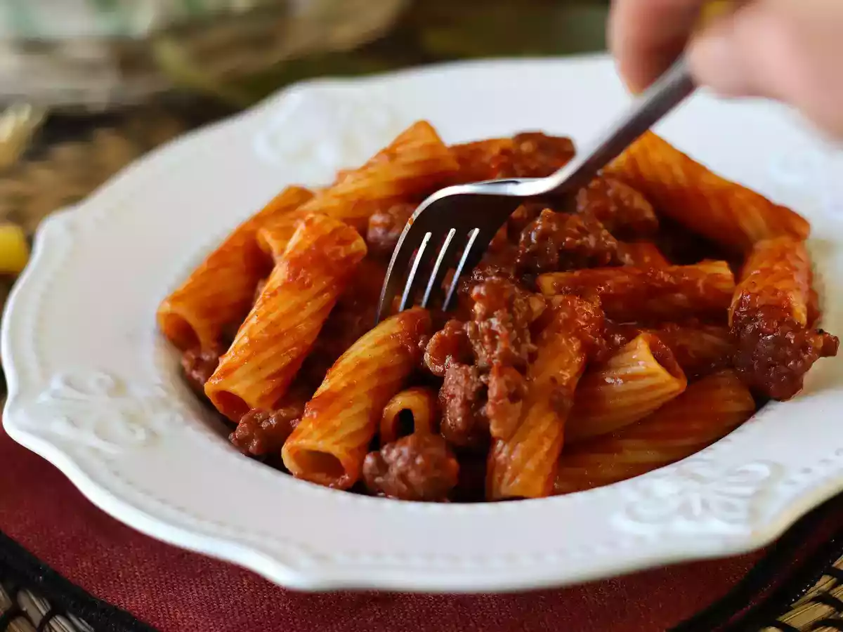 Paste cu sos de cârnați: o mâncare simplă cu aromă intensă - poza 3