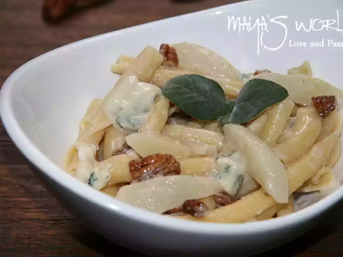 Paste cu sos de gorgonzola, pere si nuci pecan
