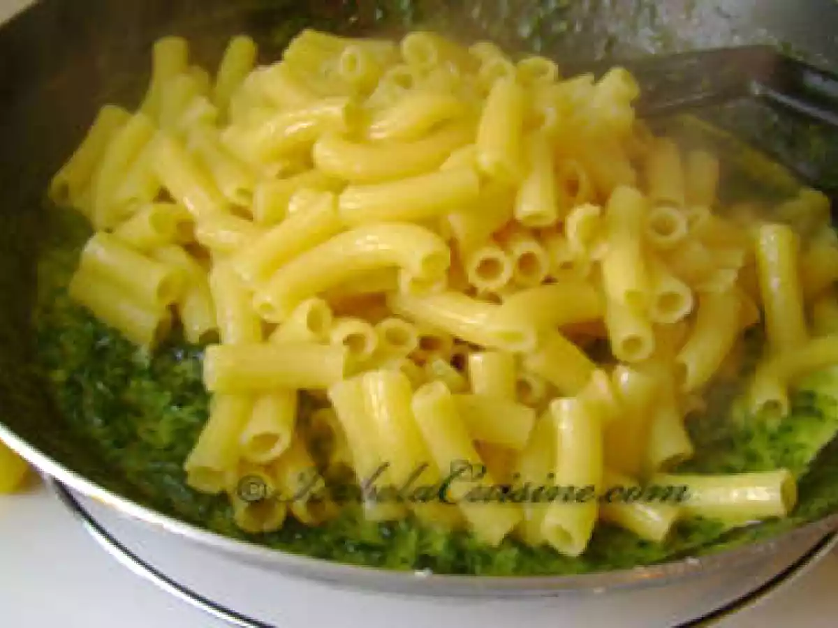 Paste cu sos de gorgonzola si spanac