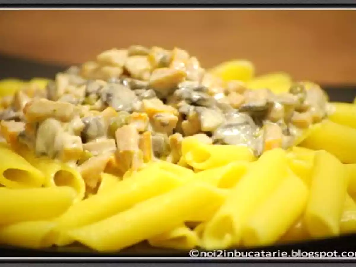 Paste cu sos mascarpone si pui