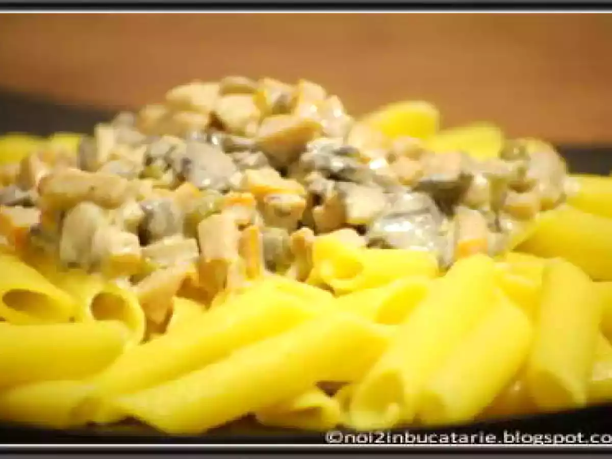 Paste cu sos mascarpone si pui