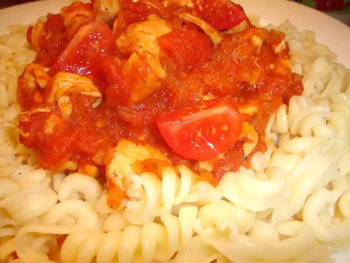 Paste cu sos picant si usturoi