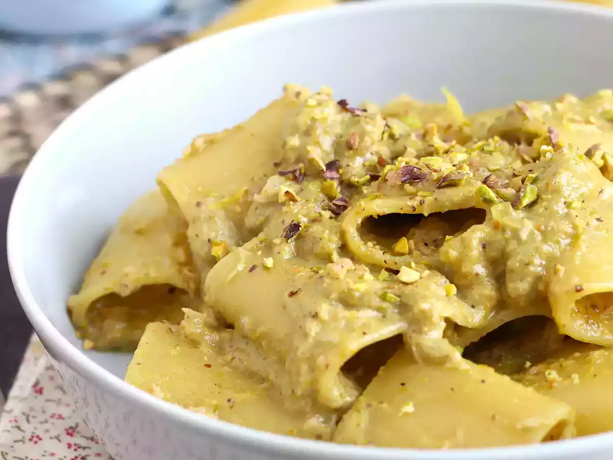 Paste cu un sos de ton, fistic și lămâie - poza 2