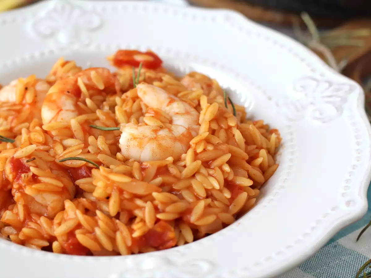 Paste orzo cu roșii și creveți, preparate ca un risotto