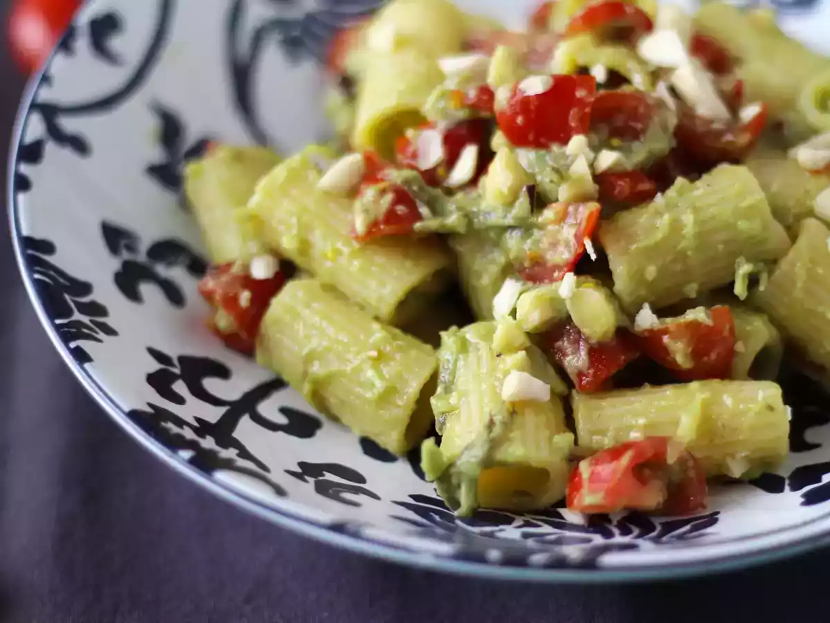 Paste reci cu cremă de avocado, migdale și roșii cherry: vegetariene și foarte gustoase! - poza 5