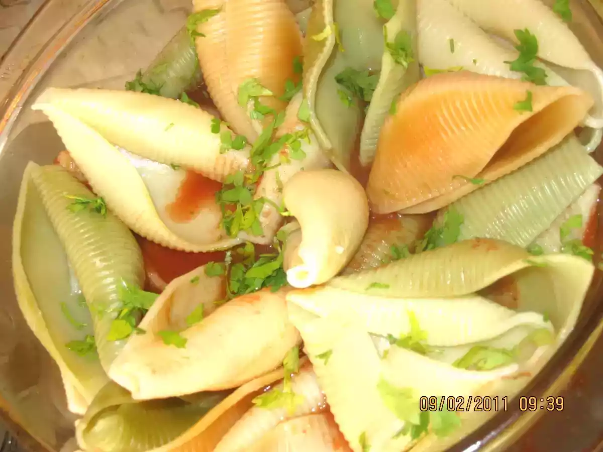 Paste scoica cu sos de rosii si busuioc