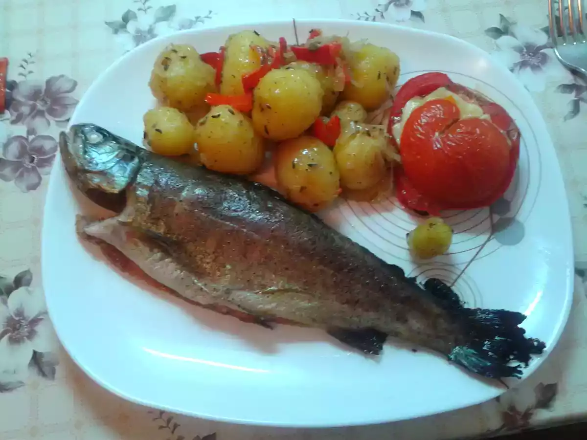 Pastrav la cuptor cu cartofi taranesti!