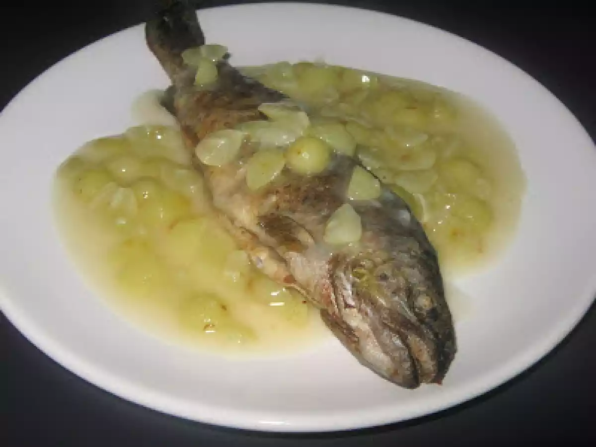 Pastrav prajit cu sos de struguri si lamaie