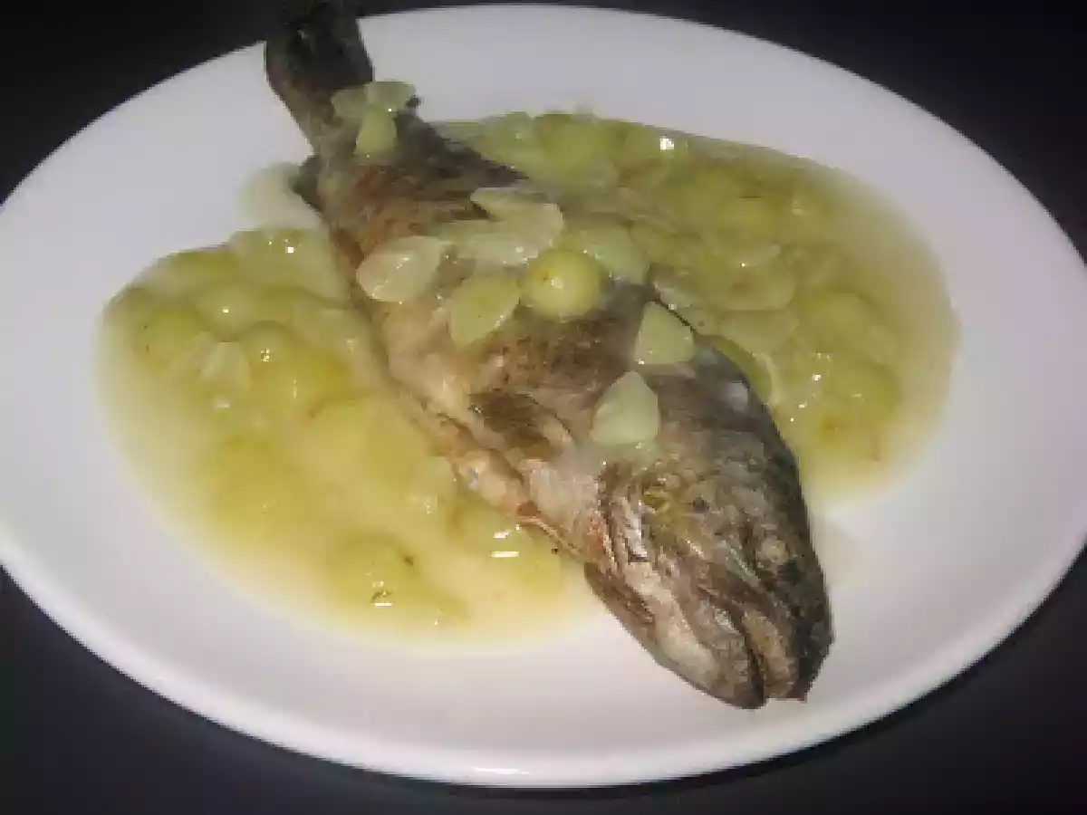 Pastrav prajit cu sos de struguri si lamaie - poza 2