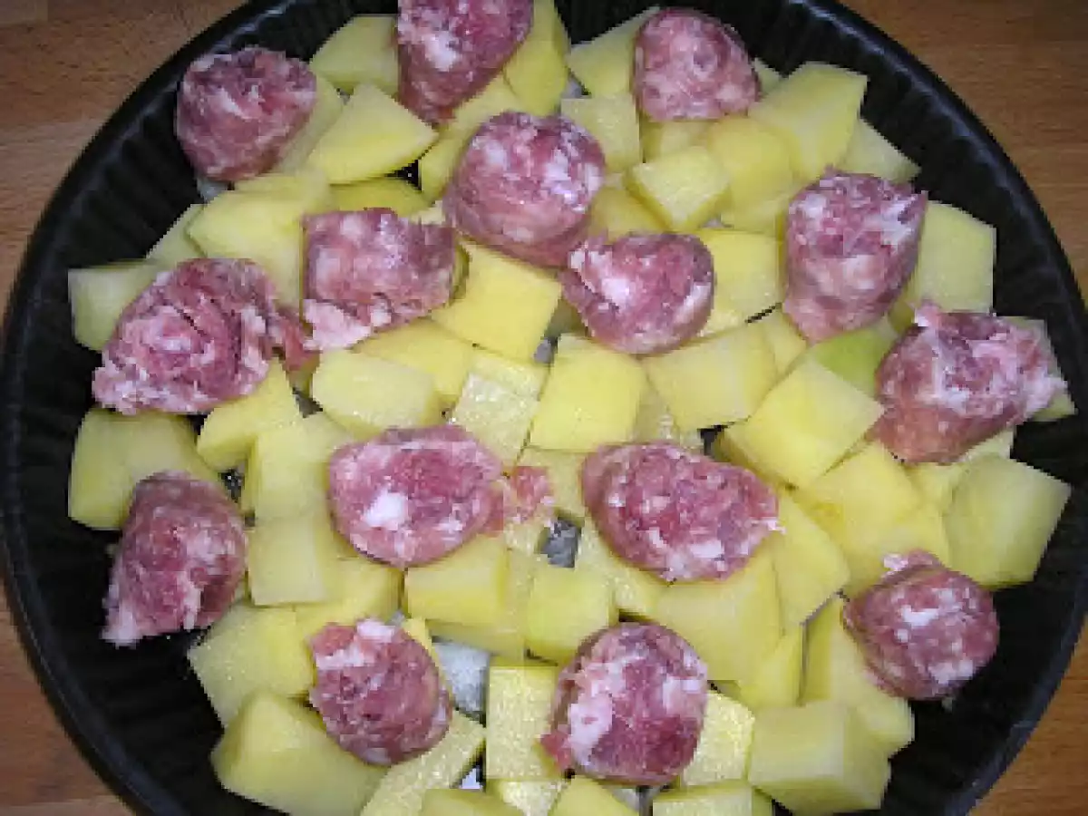 Patate con salsiccia al forno (Cartofi cu carnati la cuptor) - poza 2