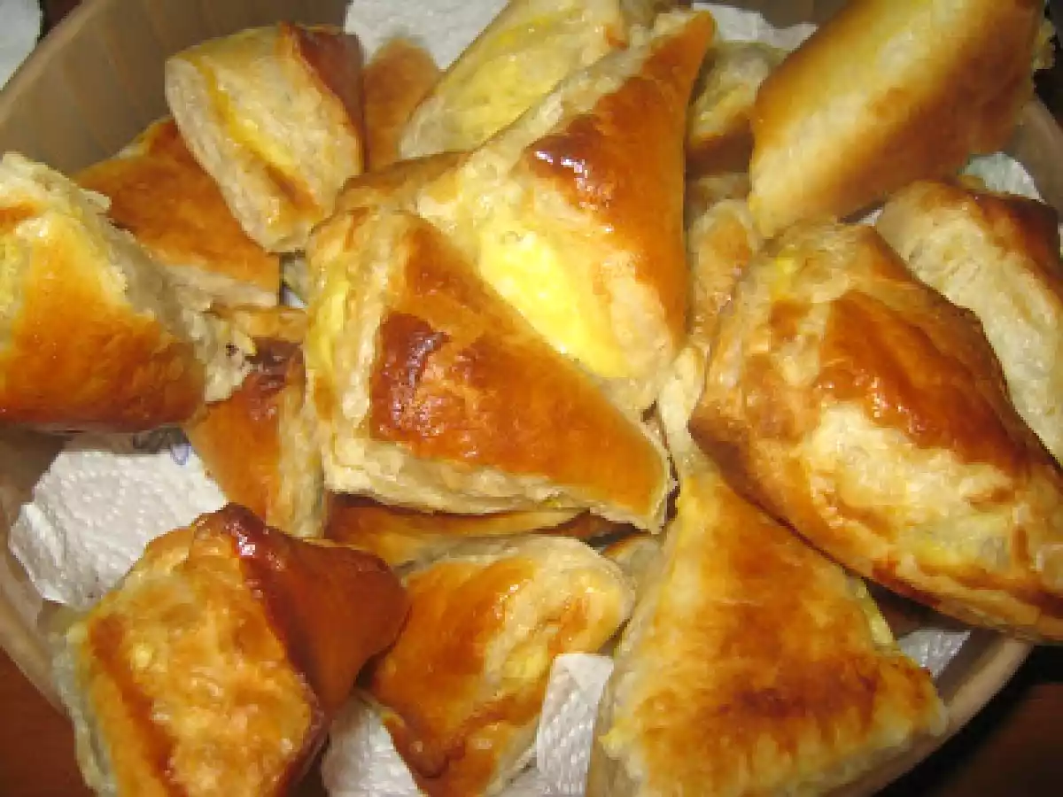 Pateuri sarate cu branza de oaie