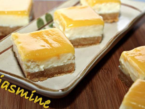 Patrate de cheesecake cu branza quark si lemon curd